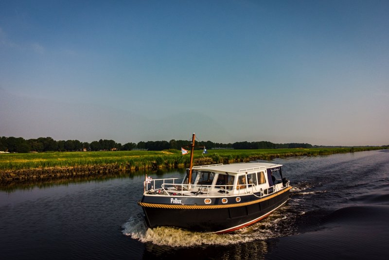 Huur de Pollux Barkas. Geen vaarbewijs of ervaring nodig.