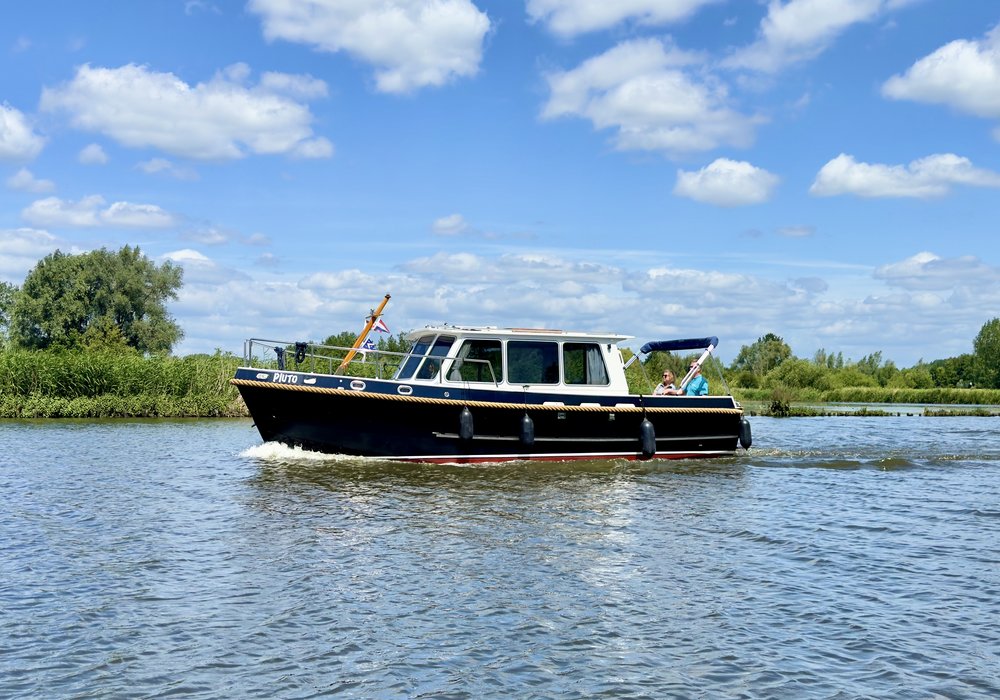 Pluto (Barkas 900 OK) huren